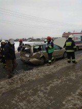 Wypadek w Julianpolu. Ciężarówka uderzyła w osobowego citroena. Rannych dwoje dzieci