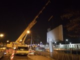 Poznań: Operacja zdjęcia wielkiego billboardu na Dworcowej już zakończona - dźwig podniósł nad ranem wielką reklamę [ZDJĘCIA]