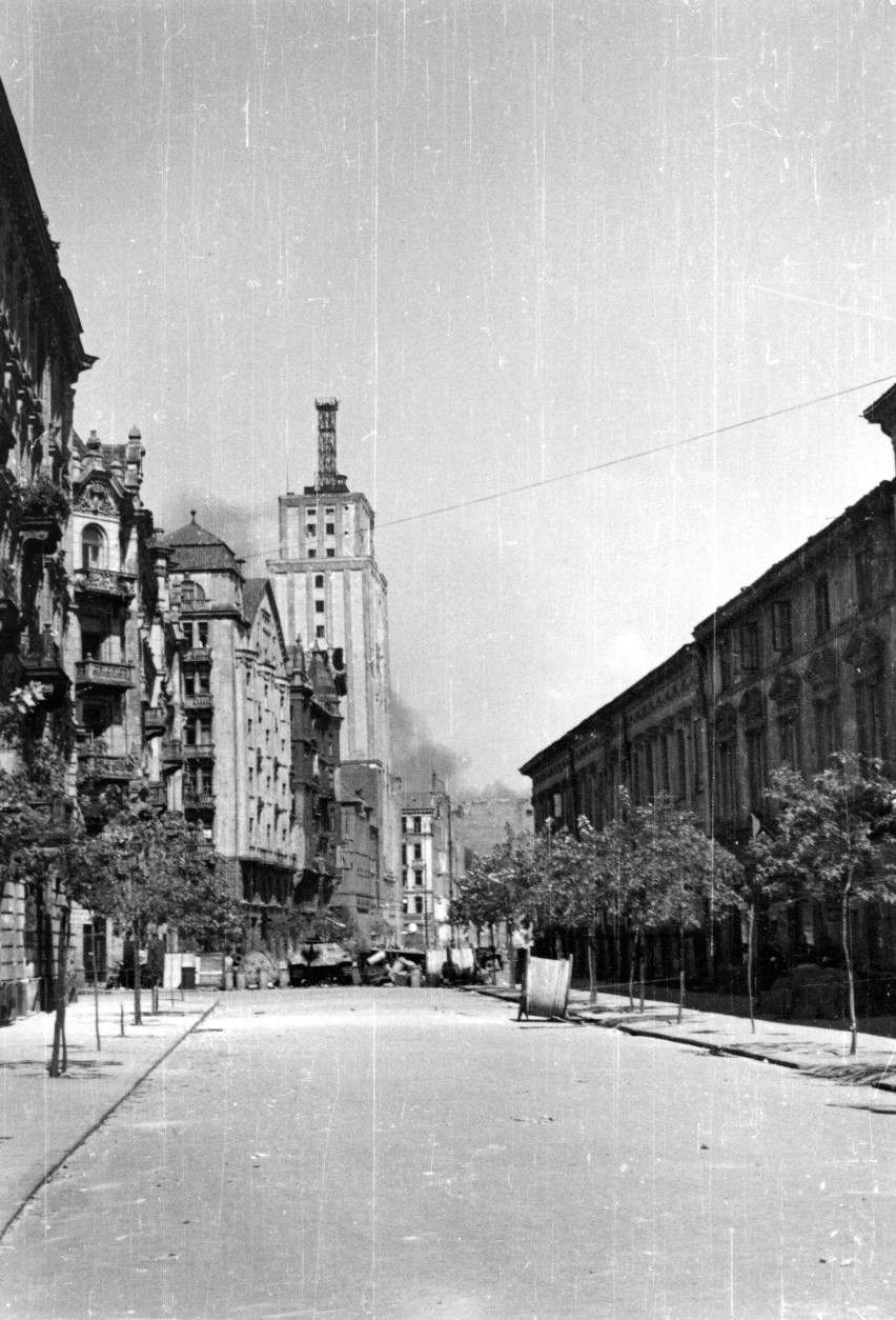 Śladami Powstania '44. Zdobycie Prudentialu. Strzały przed Godziną "W" i biało-czerwona flaga na maszcie 