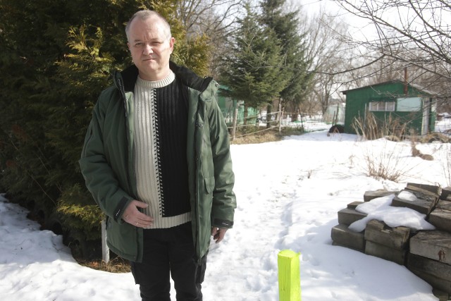 Paweł Rejman, prezes Rodzinnych Ogrodów Działkowych im. W. Szafera przy ul. Skrajnej zaalarmował nas, że bez wcześniejszego wypowiedzenia umowy, bez wycen wykonanych przez miasto, na teren ogrodów ma wkroczyć firma i rozpocząć budowę drogi.