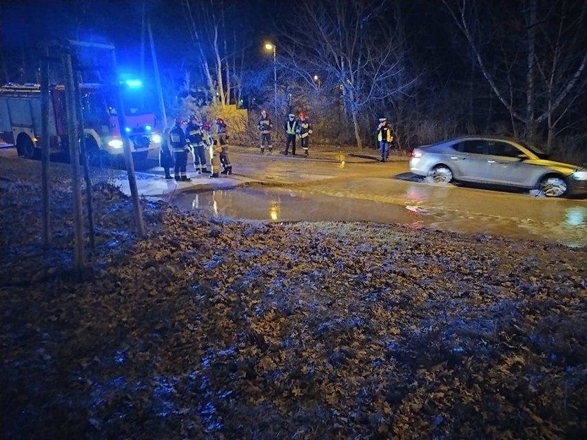 Po awarii wodociągu na ul. Dąbskiej na prawobrzeżu w Szczecinie wróciła woda w kranach. "Pracowaliśmy całą noc" [ZDJĘCIA]