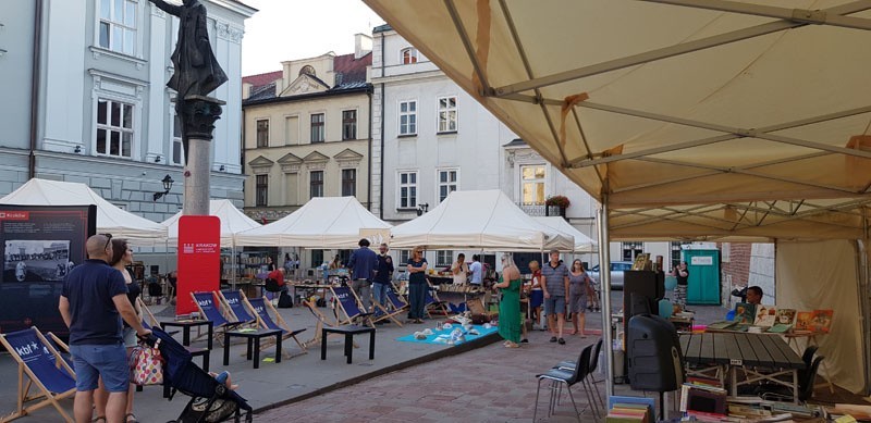 Na placu Św. Marii Magdaleny trwa Krakowski Kiermasz Książki, edycja wakacyjna