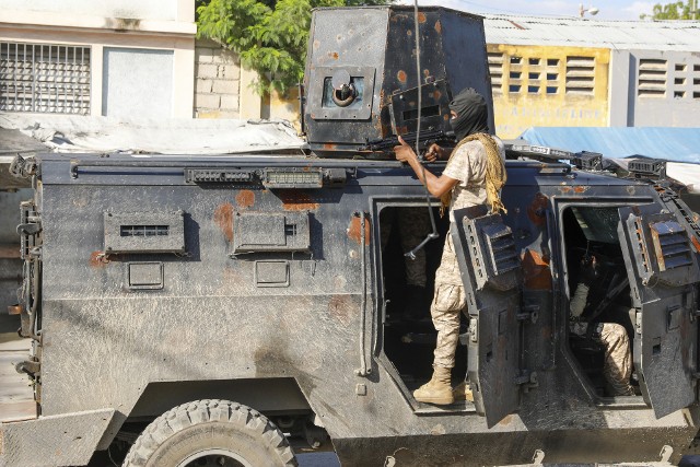 Od soboty trwa wymiana ognia między policją a uzbrojonymi gangami na ulicach stolicy Haiti Port-au-Prince