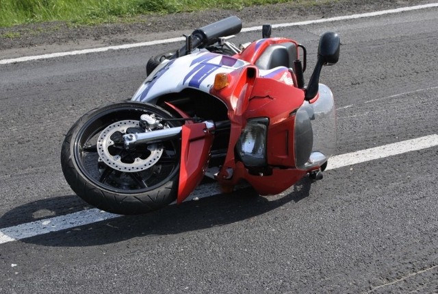 Młodzieńcza brawura i nadmierna prędkość są najczęstszymi przyczynami wypadków na motocyklach. W sobotę 31-letni motocyklista z Olesna uderzył w samochód i walczy o życie w szpitalu.