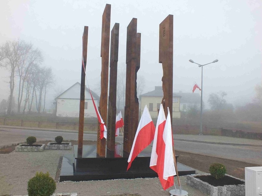 W Mircu odsłonięto i poświęcono nowy pomnik na 100-lecie odzyskania niepodległości [ZDJĘCIA]