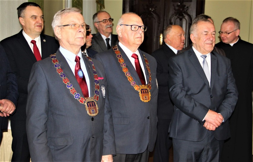 Nowy Sącz. Biskup Andrzej Jeż spotkał się z rzemieślnikami na tradycyjnym opłatku. [ZDJĘCIA]