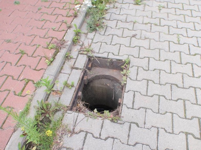 Poznań: Zatrzymano złodziei kratek kanalizacyjnych