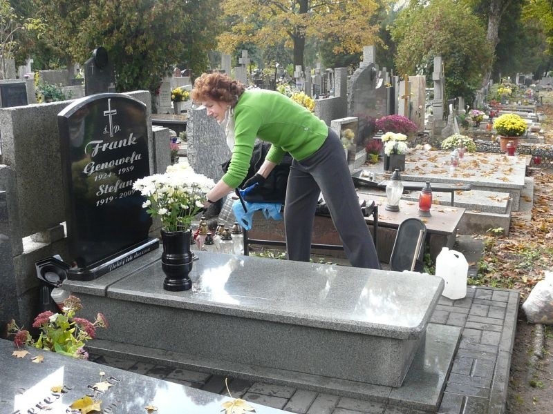 Ewa Rojek sama sprząta grób rodziców i dziadków.