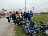 Uczniowie jędrzejowskiego "Grota" w projekcie "Sprzątamy dla Polski". Na terenach zielonych Jędrzejowa zebrali 20 worków śmieci