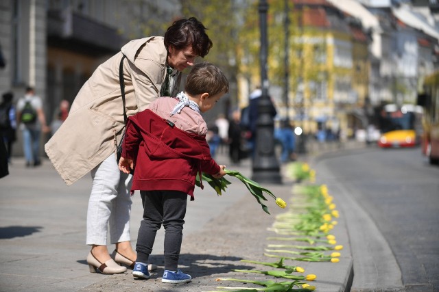W rocznicę przywiezienia trumny z ciałem tragicznie zmarłej prezydentowej Marii Kaczyńskiej, mieszkańcy Warszawy układają tulipany.