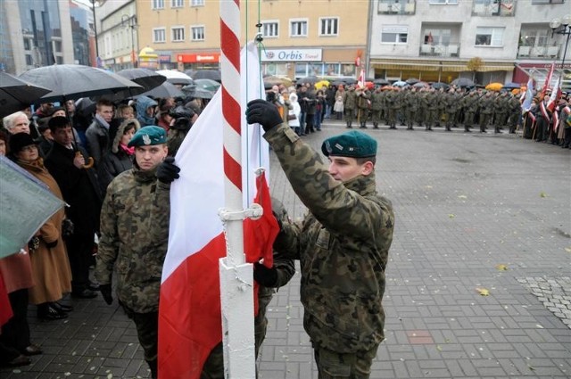 Opole: 91. rocznica odzyskania niepodleglości przez Polske. Uroczystości na placu Wolności.