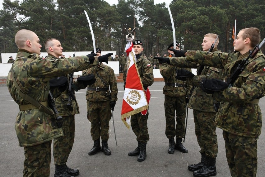 Przysięga wojskowa żołnierzy szkolenia podstawowego w Świętoszowie