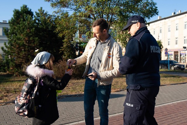 1 października jest Ogólnopolskim Policyjnym Dniem Odblasków, z tej okazji bydgoscy policjanci przypomnieli pieszym i użytkownikom jednośladów, jak ważne są elementy odblaskowe. Policjanci wraz z partnerami w rejonie przejść dla pieszych na skrzyżowaniu ul. Kamiennej i ul. Gdańskiej wyposażyli bydgoszczan w odblaski. Akcja zorganizowana została przez bydgoskich policjantów prewencji i ruchu drogowego przy współpracy z Wojewódzkim Ośrodkiem Ruchu Drogowego w Bydgoszczy oraz kierowcą rajdowym Marcinem Gagackim z Oponeo Motorsport.FLESZ: Autostrady, bramki, systemy płatności - jak ominąć korki?