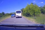 Incydent na drodze w gminie Jasieniec. Dwa pojazdy podczas szalonej jazdy zajeżdżały sobie drogę. Policja prowadzi dochodzenie
