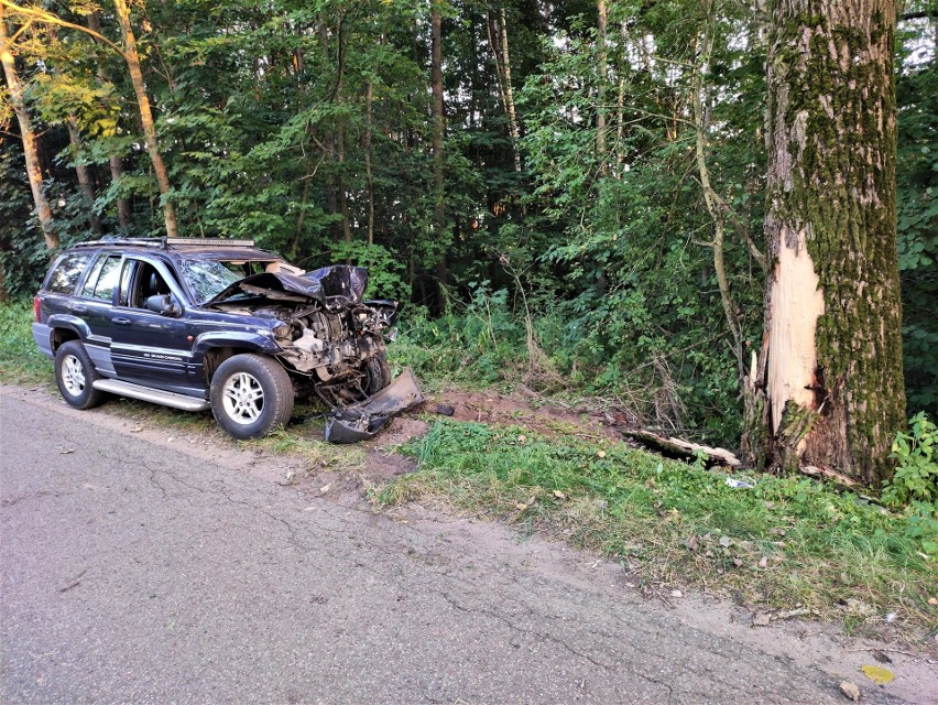 Kizielany. Jeep grand cherokee uderzył w drzewo. Kierowca...