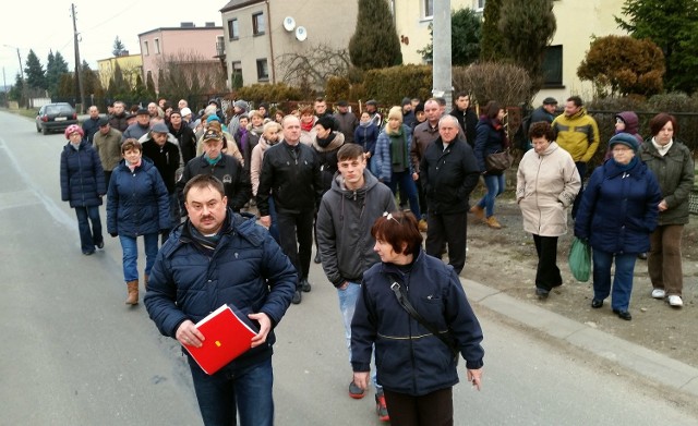 - Gdyby w tym miejscu był chodzik, to do ostatniej tragedii na pewno by nie doszło - przekonują mieszkańcy.  