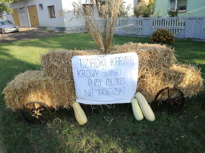 Słomiane rzeźby zapraszają na Dożynki w Rychnowie