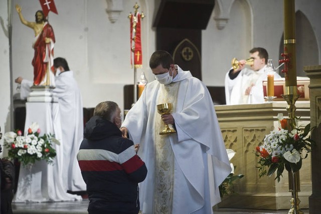 Kościół w czasie koronawirusa. Biskup Edward Dajczak podał wytyczne.