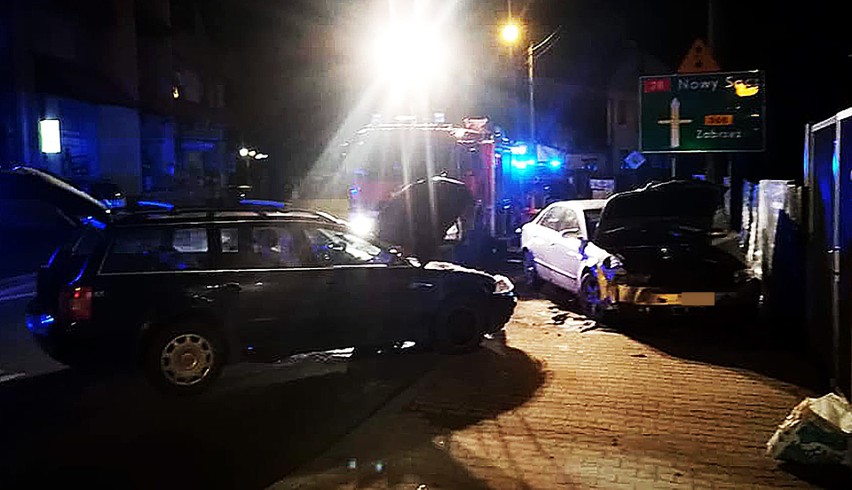 Dwie osoby ranne w nocnym zderzeniu osobówek na DK 28 w Mszanie Dolnej