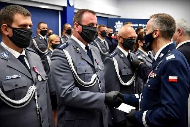 Wojewódzkie Obchody Święta Policji w Białymstoku. Awansowało 911 funkcjonariuszy. Niektórzy dostali nagrody (zdjęcia)