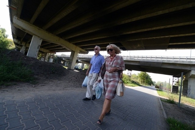 Gdy po jednej czynnej nitce estakady katowickiej każdego dnia przejeżdżają tysiące samochodów pod obiektem wciąż chodzą piesi. Wyznaczono dla nich specjalne, zabezpieczone śluzy