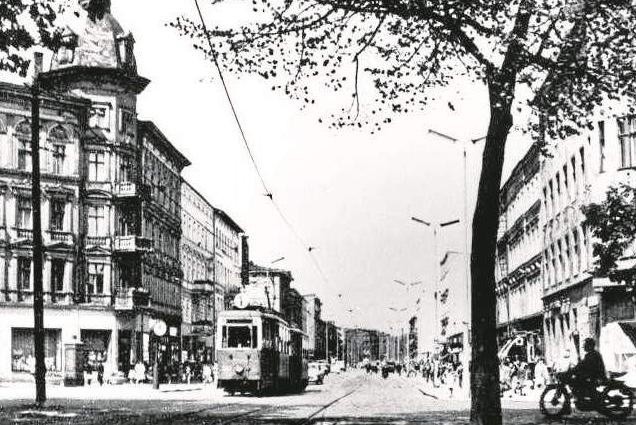 Zdjęcie sprzed 1973 roku. Tramwaj "eNka" widziany w alei z perspektywy placu Zwycięstwa