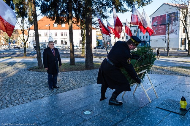 W rocznicę wprowadzenia stanu wojennego prezydent Białegostoku Tadeusz Truskolaski złożył kwiaty pod pomnikiem bł. ks. Jerzego Popiełuszki, zamordowanego w 1984 r. przez SB kapelana „Solidarności”, a także pod tablicą upamiętniającą ofiary komunistycznych represji przy ul. Lipowej oraz pod Pomnikiem Solidarności przy kościele Św. Kazimierza Królewicza.