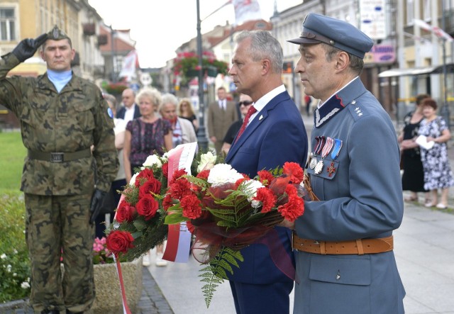 Przed koncertem nastąpiło złożenie kwiatów pod pomnikiem śp. pary prezydenckiej, Marii i Lecha Kaczyńskich. Kwiaty składają Robert Grudzień i Sławomir Adamiec.