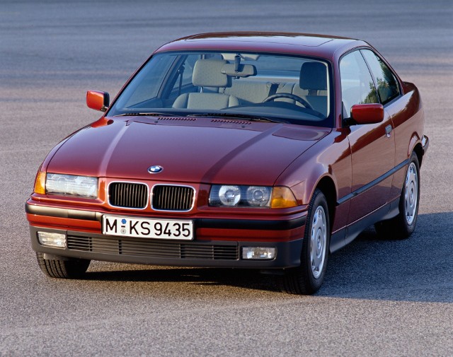BMW E36BMW E36 zostało zaprezentowane w 1990 roku jako następca kultowej już serii E30. Samochód początkowo występował jako sedan, ale już w 1992 roku do oferty dołączyło atrakcyjnie wyglądające coupe, W następnych latach prezentowano kolejne wersje nadwoziowe - cabrio, compact, touring oraz niezwykle rzadką odmiana Baur Topcabriolet.Fot. BMW