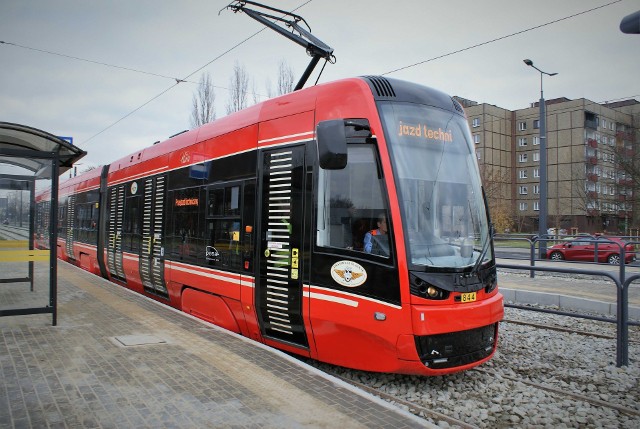 Jak zapowiada Andrzej Zawoda, rzecznik prasowy Tramwajów Śląskich S.A., nowa linia powinna zostać oddana do eksploatacji już w tygodniu poprzedzającym święta Bożego Narodzenia. Zobacz kolejne zdjęcia. Przesuwaj zdjęcia w prawo - naciśnij strzałkę lub przycisk NASTĘPNE