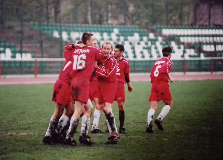 Wiosna 1999, Wawel - Korona Kielce. Z numerem 16 Tomasz...