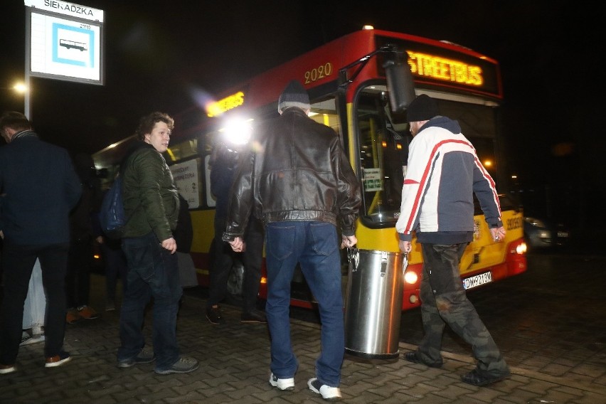 Ruszył autobus dla bezdomnych. Prezydent Wrocławia i prezes MPK pojechali pierwszym kursem