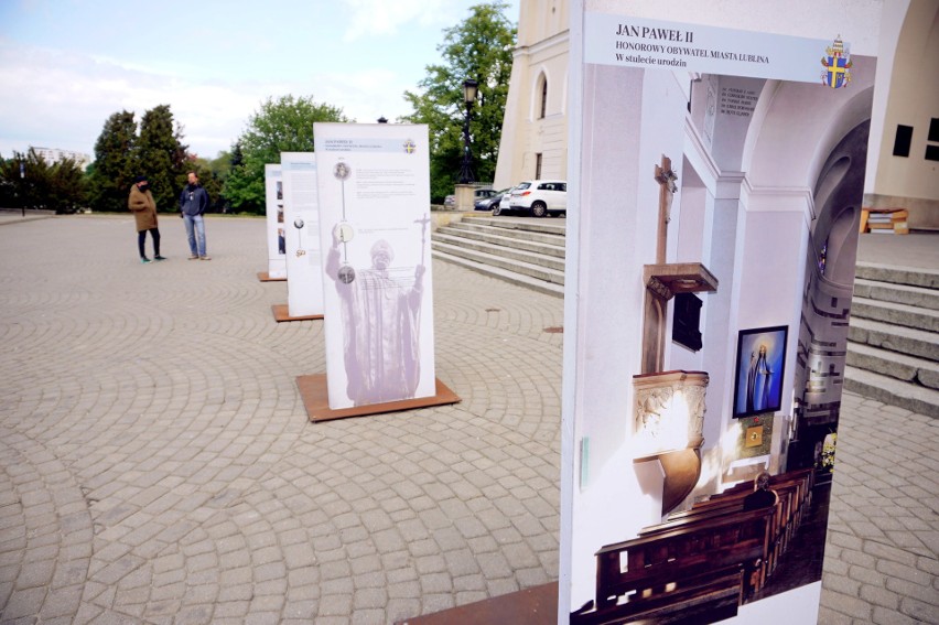 Związki Jana Pawła II z Lublinem. To nowa wystawa na placu przed Zamkiem Lubelskim 