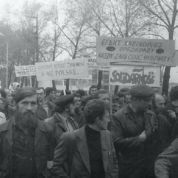 Przed wprowadzeniem stanu wojennego przez  Polskę przewinęła się fala protestów  robotniczych. Nie ominęła ona także  Grudziądza. Na zdjęciu jedna z  solidarnościowych demonstracji na ówczesnej  al. Wojska Polskiego.