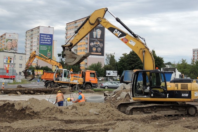 Siedem miesięcy pozostało drogowcom na zakończenie przebudowy placu Chrapka w Toruniu. Inwestycja zgodnie z planem ma się zakończyć 26 marca 2019 roku i kosztować ponad 20 mln zł. Kierowcy jeżdżący po mieście do tego czasu muszą uzbroić się w cierpliwość i pokornie znosić utrudnienia w ruchu. Po przebudowie plac Chrapka będzie stanowić przejrzyste bezkolizyjne skrzyżowanie dróg krajowych. Powstanie tu tzw. rondo turbinowe. Od pewnego czasu na przebudowywanym połączeniu dróg krajowych nr 15 i 80 widać większy ruch ekip budowlanych.Zobacz także:Torun z drona. Czy rozpoznajesz te miejsca?Jak powstają pierniki?NowosciTorun