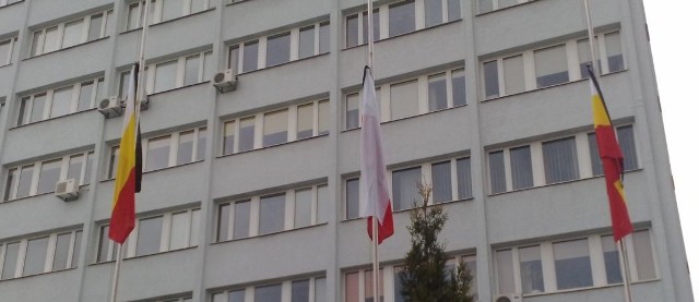 Flagi z kirem przed białostockim Urzędem Miejskim