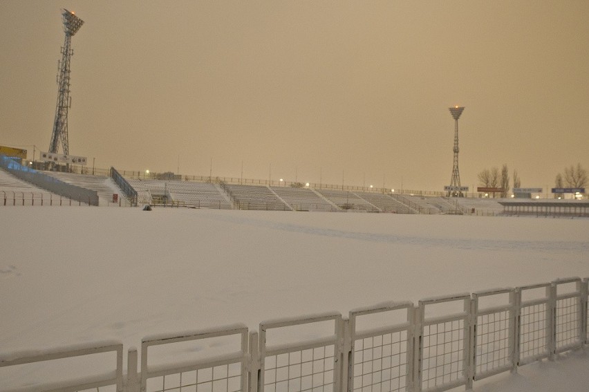 Stadion ŁKS został wczoraj zasypany, dzisiaj trwają prace...