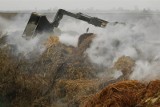 Pożar sterty słomy w Pawłowiczkach. Trwa dogaszanie