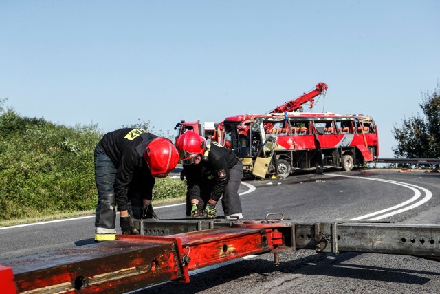 Strażacy pracują na miejscu tragicznego wypadku w Leszczawie Dolnej.