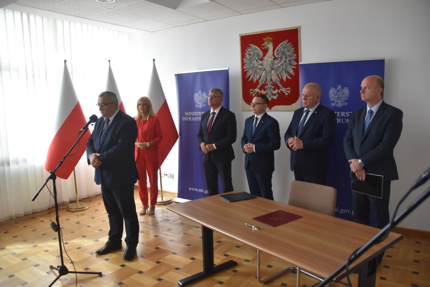Minister Andrzej Adamczyk podpisał w piątek (9 września) w...