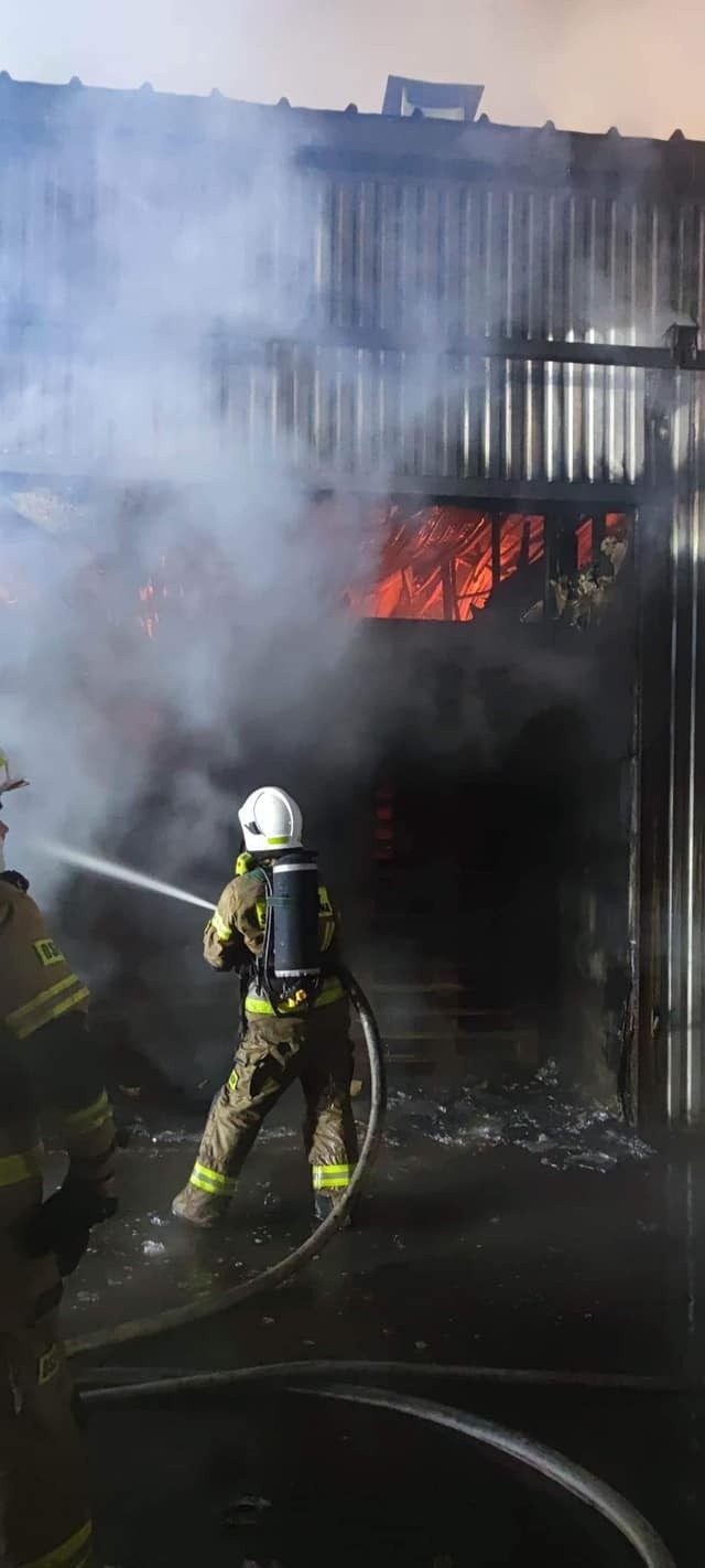 Na miejscu pożaru pracowało 29 jednostek straży pożarnej.