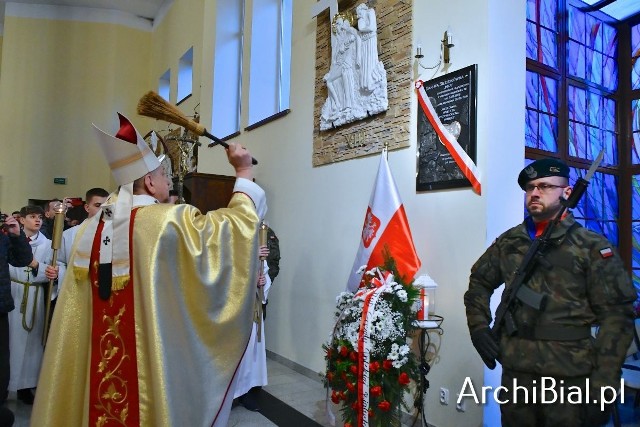 Srebrne "Serce dla Inki" odsłonił i poświęcił abp Józef Guzdek. To pierwsza taka inicjatywa w Białymstoku i w województwie podlaskim