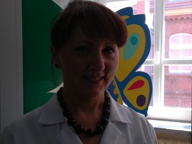 Helena Moczyńska jest kierownikiem oddziału pediatryczno-alergologicznego i noworodkowego. Mężatka, trójka dzieci. W wolnych chwilach śpiewa w chórze.