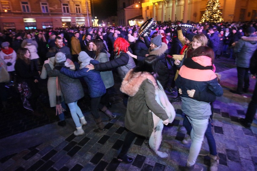 Sylwester w Lublinie. Tak mieszkańcy przywitali 2019 rok. Zobacz zdjęcia i wideo