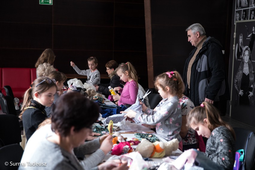 To już przedostatnie dni ferii w Stargardzkim Centrum Kultury. Ubranka z UTW, kartki z Bramą i biżuteria z UTW [ZDJĘCIA, WIDEO]