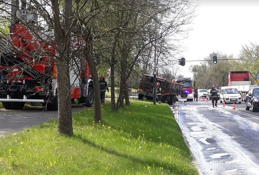 Pożar ciężarówki na ul. Brzezińskiej. Ogień próbował gasić kierowca ZDJĘCIA 
