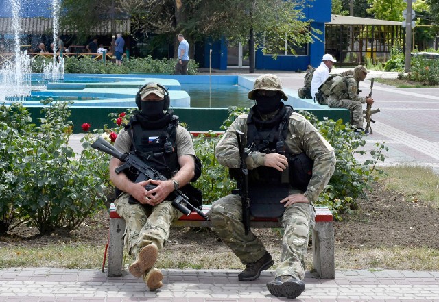Rosyjscy żołnierze w obwodzie zaporoskim. Oni też, podobnie jak agenci FSB, uczestniczą w akcji porywania ukraińskich cywilów, którzy podpadli okupantowi