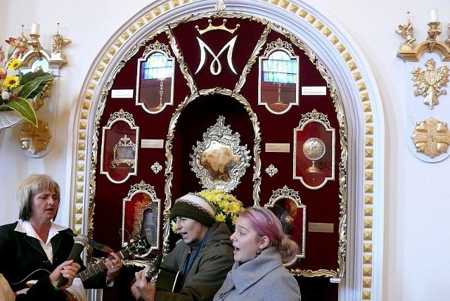 Reliwkie są umieszczone w obu bocznych nawach kościoła sanktuarium w Kałkowie