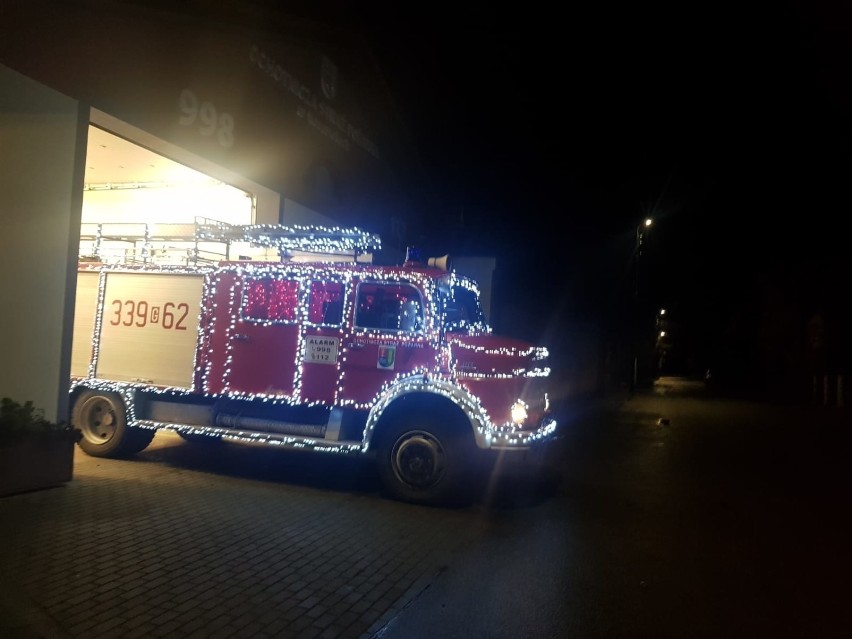 Świąteczny wóz strażacki w sołectwie Koszwały
