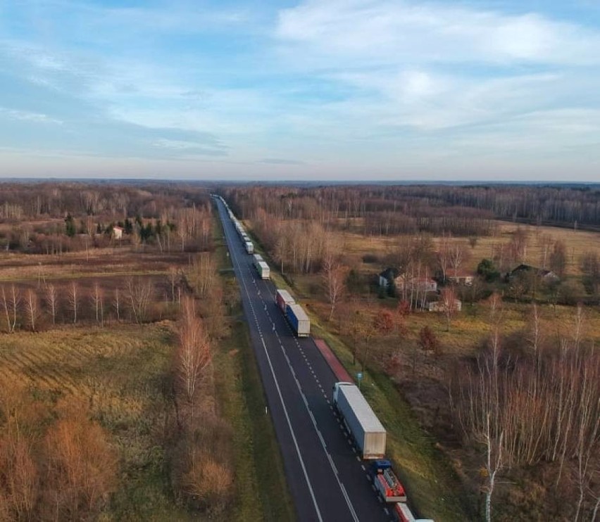 Długie kolejki na granicy Dorohusk-Hrebenne. Kierowcy godzinami czekają na odprawę